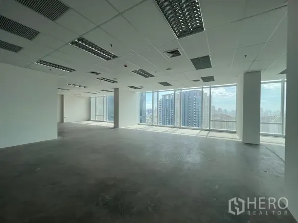 สำนักงาน ให้เช่า - ออฟฟิศชั้นสูงแบบเปิดโล่ง พร้อมกระจกเต็มบานและวิวสกายไลน์กรุงเทพฯ
