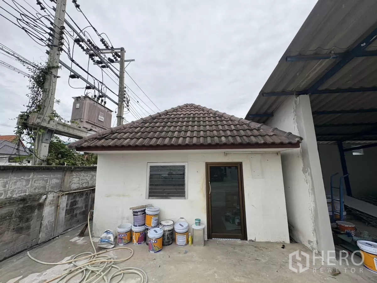 โรงงาน ให้เช่าในKhlong Toei, Bangkok - อาคารเก็บของภายนอกภายในรั้ว ใกล้พื้นที่หม้อแปลงไฟฟ้า