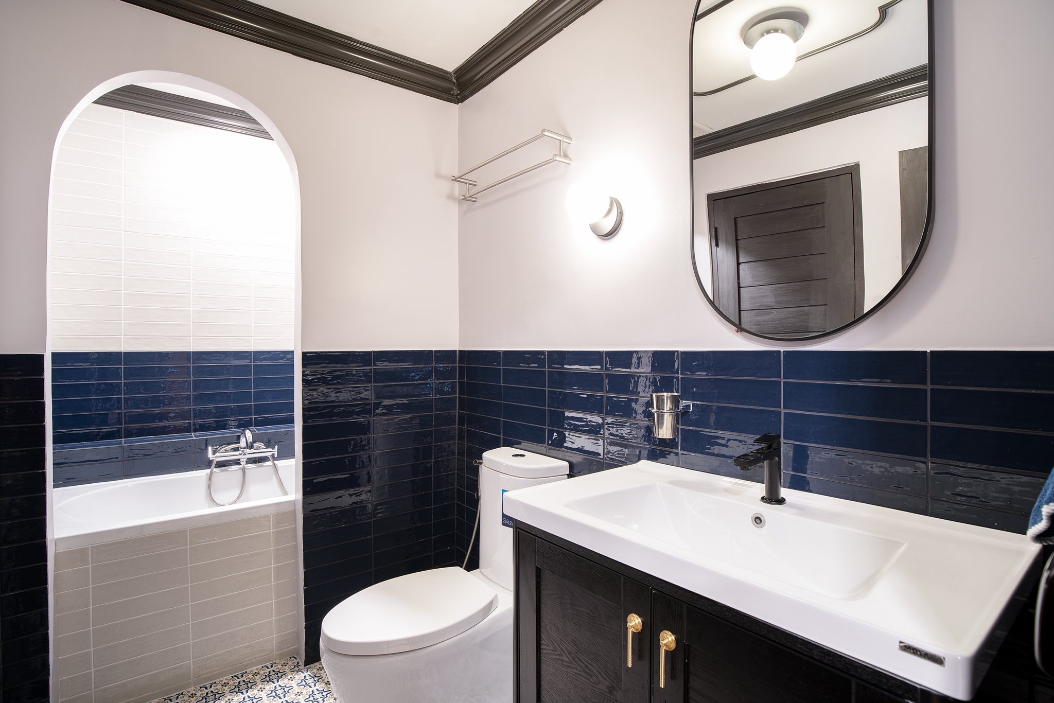 คอนโด ให้เช่าในWatthana, Bangkok - ห้องน้ำสมัยใหม่ กระเบื้องสีกรมท่า ฝังอ่างในซุ้มโค้ง พร้อมอ่างล้างหน้าและกระจก