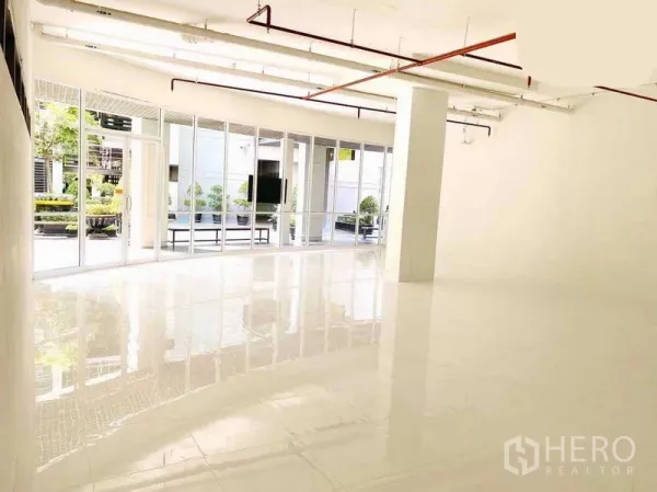 พื้นที่ขายปลีก ให้เช่าในKhlong Toei, Bangkok - ภายในพื้นที่ค้าปลีกโปร่งโล่ง พื้นกระเบื้องเงา หน้าต่างกระจกเต็มบานมองเห็นคอร์ตยาร์ด