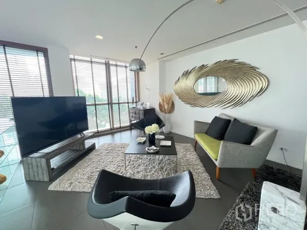 คอนโด ขายในKhlong San, Bangkok - มุมรับแขกสบาย ๆ มีทีวีจอใหญ่ พรมฟู โซฟาโมเดิร์น และกระจกตกแต่งสีทอง