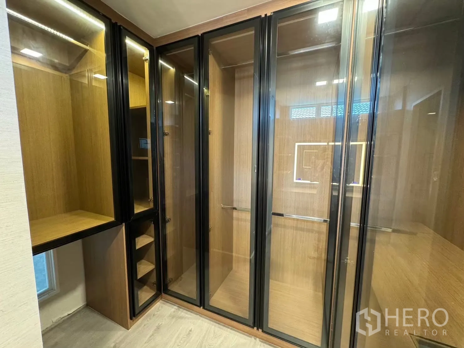 独栋房屋 for rent in Prawet, Bangkok - 更衣区配发光梳妆镜，套内卫浴设玻璃淋浴间。