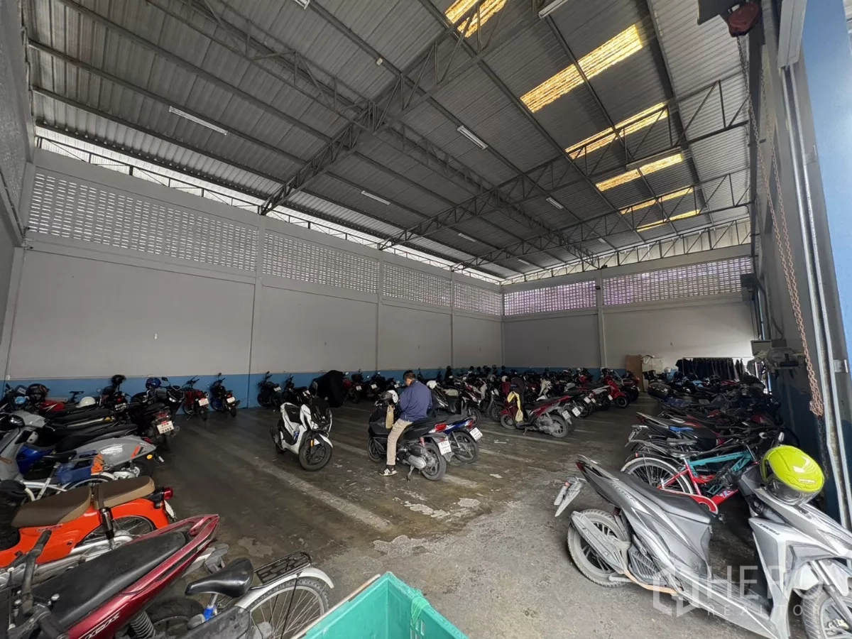办公空间 出租在Watthana, Bangkok - 高挑仓库内部，用于摩托车停放与储存。