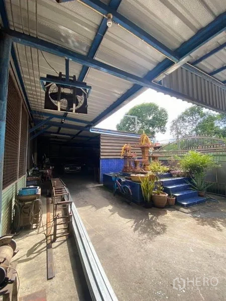 工厂 出售在Bang Khun Thian, Bangkok - 侧边走道带顶棚，供奉台与前方大门