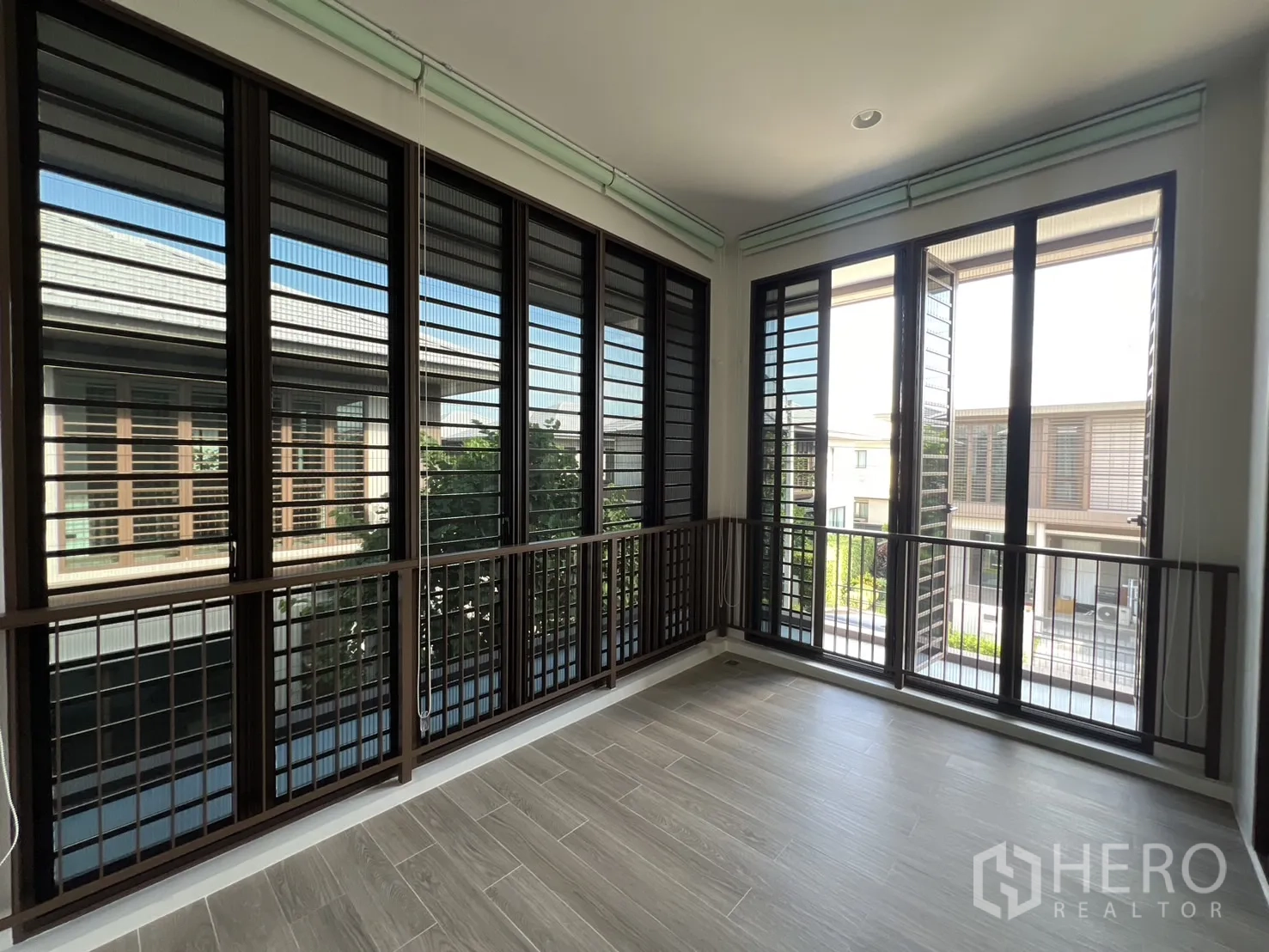 Detached House for rent or sale in Bang Kapi, Bangkok - Enclosed balcony or sunroom with louvered screens and floor-to-ceiling windows