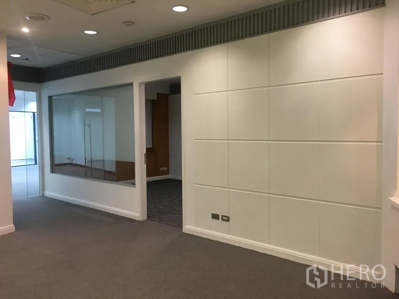 办公空间 出租在Chatuchak, Bangkok - 走廊区，白色墙板与大型室内观景窗，嵌入式照明。