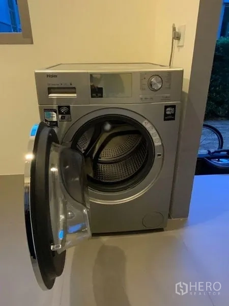 联排别墅 出租在Prawet, Bangkok - 前开门洗衣机位于洗衣区。