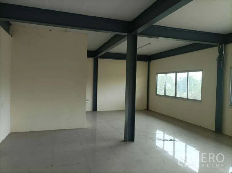 工厂 出租在Ban Phaeo, Samut Sakhon - 二层办公室，瓷砖地面与大窗户，结构梁可见