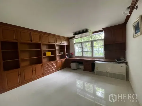 บ้าน ให้เช่าในKhlong Toei, Bangkok - ห้องทำงานกรุไม้พร้อมตู้หนังสือบิลท์อินเต็มผนังและหน้าต่างบานใหญ่