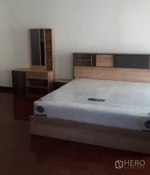 สำนักงานที่บ้าน ให้เช่าในKhlong Toei, Bangkok - ห้องนอนที่สองพร้อมเตียงไม้ โต๊ะเครื่องแป้ง และพื้นปาร์เกต์