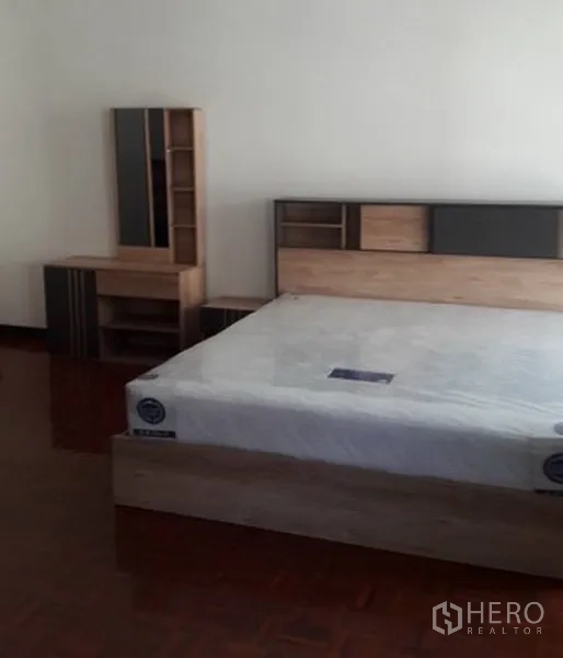 สำนักงานที่บ้าน ให้เช่าในKhlong Toei, Bangkok - ห้องนอนที่สองพร้อมเตียงไม้ โต๊ะเครื่องแป้ง และพื้นปาร์เกต์