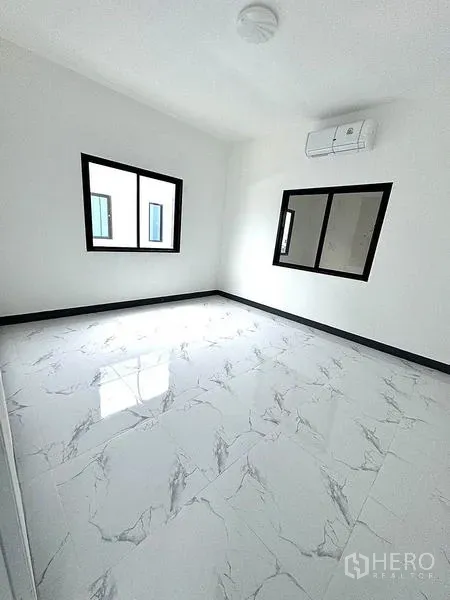 คลังสินค้า ให้เช่าในKhlong Luang, Pathum Thani - ห้องนอนหรือออฟฟิศสว่าง พื้นกระเบื้องลายหินอ่อน หน้าต่างและแอร์