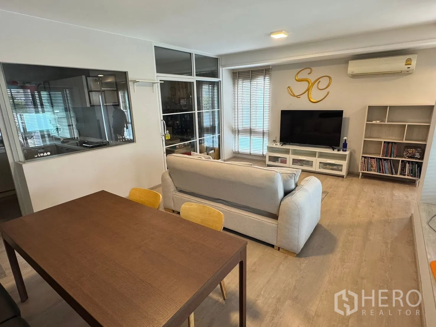 บ้านแฝด for rent in Prawet, Bangkok - พื้นที่นั่งเล่นและทานอาหารแบบเปิดโล่ง โซฟา ทีวี โต๊ะกินข้าว และครัวกั้นกระจก