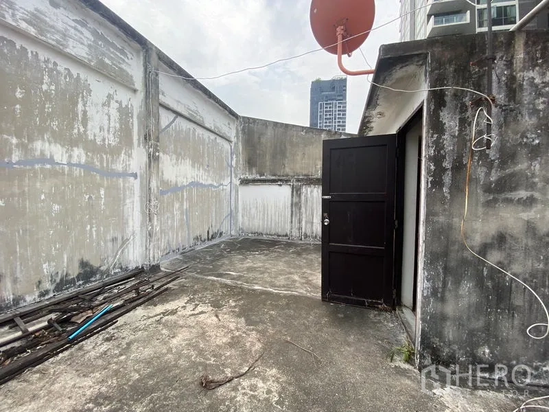 零售空间 出租在Watthana, Bangkok - 屋顶露台，水泥地面与卫星天线，背景为高层建筑