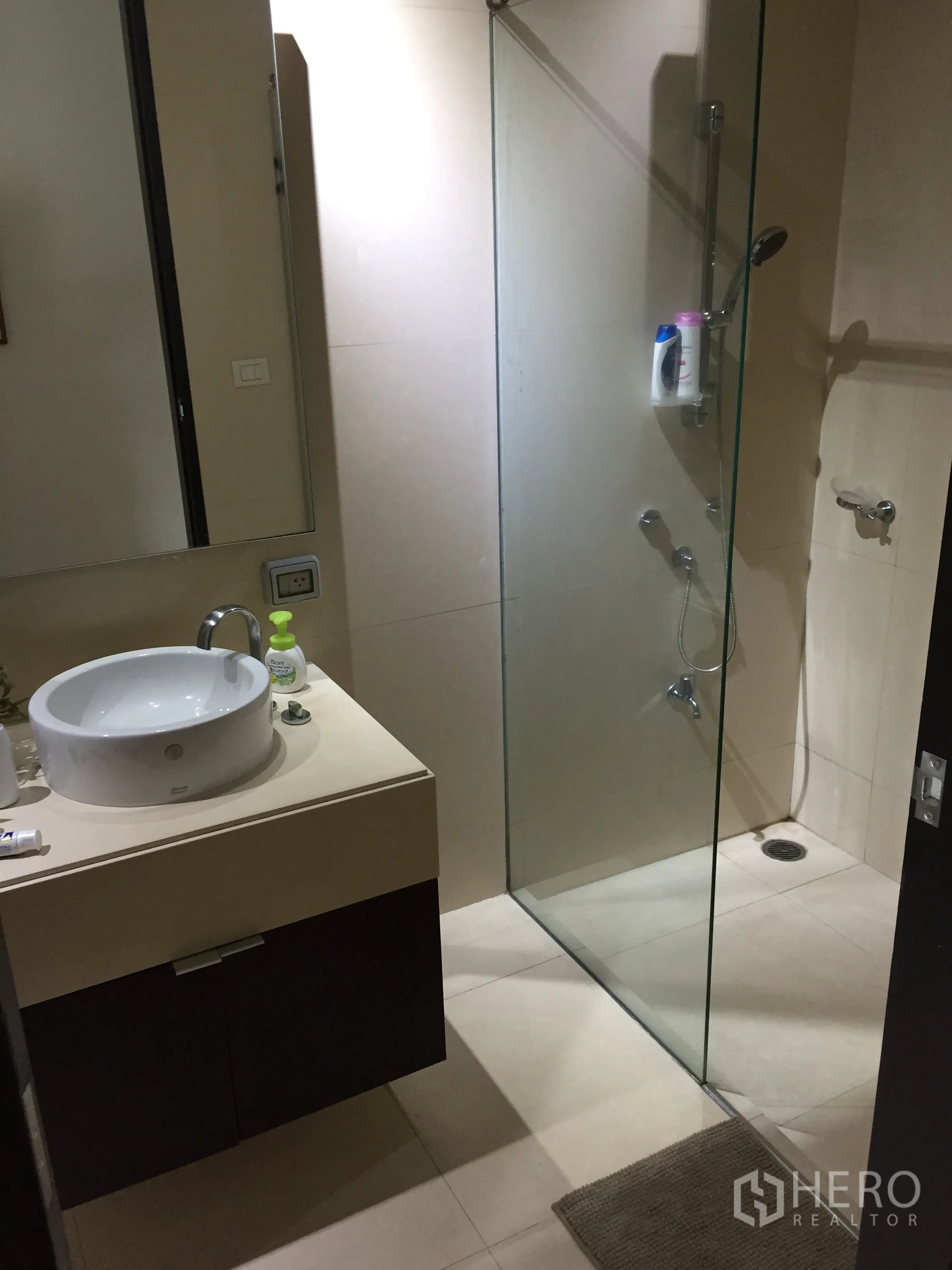 คอนโด ให้เช่าในWatthana, Bangkok - ห้องน้ำสไตล์โมเดิร์น พร้อมตู้กระจกอาบน้ำและเคาน์เตอร์ลอยตัว