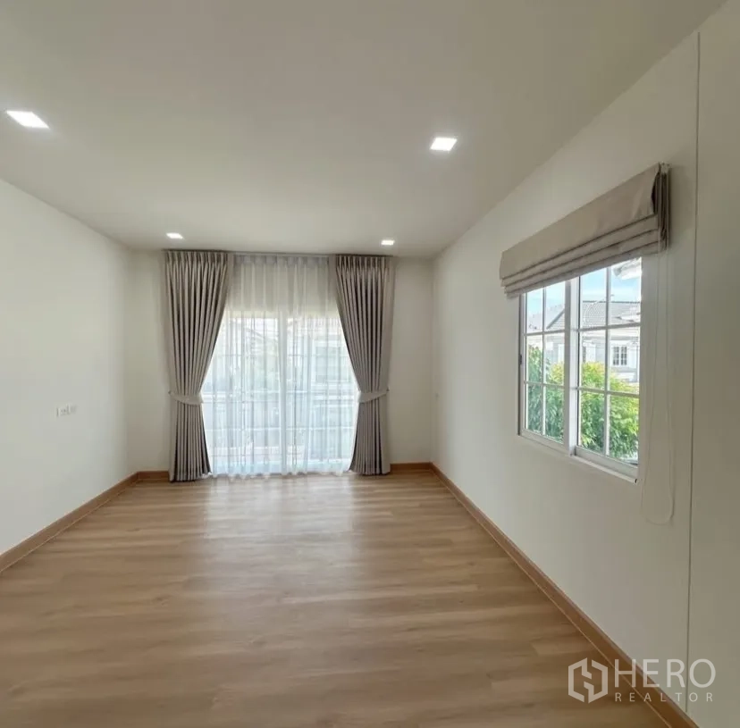 บ้าน ให้เช่าในMueang Samut Prakan, Samut Prakan - ห้องกว้าง พร้อมประตูกระจกบานเลื่อน ผ้าม่านโปร่ง และหน้าต่างมุม