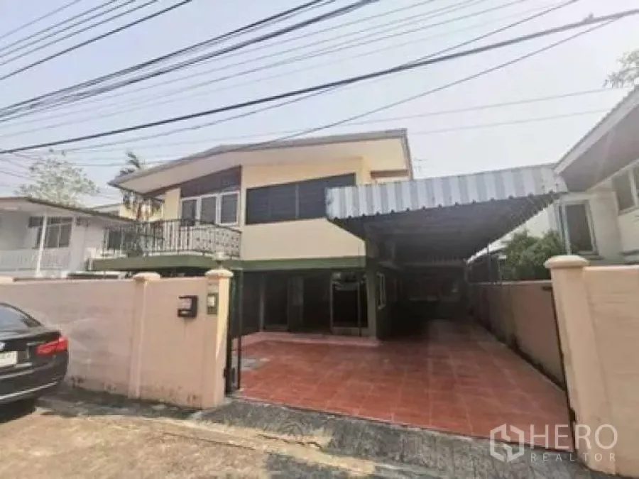 Home Office for rent in Wang Thonglang, Bangkok - Two-storey home office exterior with gated entrance, tiled driveway and a covered carport in Wang Thonglang.