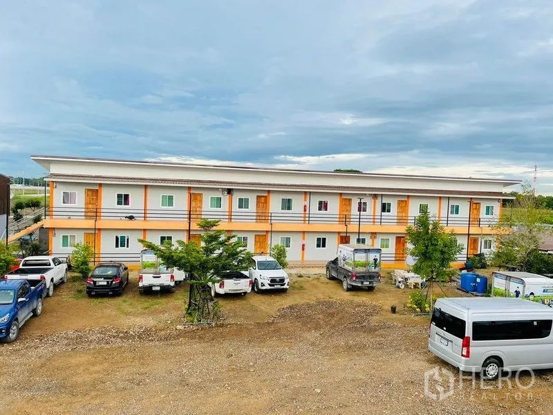 คลังสินค้า ให้เช่าหรือขายในPathum Thani - อาคารหอพัก 2 ชั้นแนวยาว พร้อมลานจอดรถ