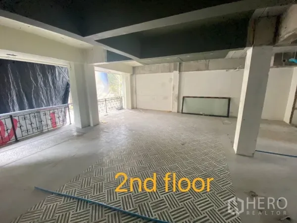 Shophouse for rent in Bang Rak, Bangkok - Second-floor area with patterned floor tiles and balcony railing facing the street