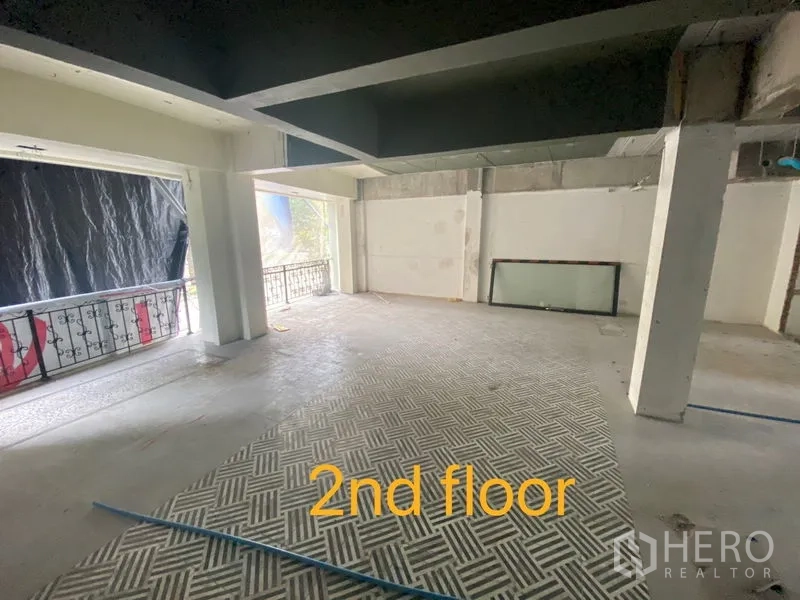 Shophouse for rent in Bang Rak, Bangkok - Second-floor area with patterned floor tiles and balcony railing facing the street