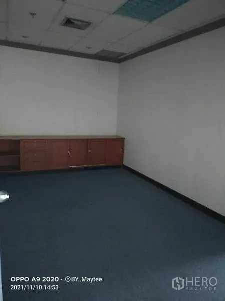 办公空间 出租在Watthana, Bangkok - 内部小房间，蓝色地毯、吊顶与低矮收纳柜，适合会议或储物。