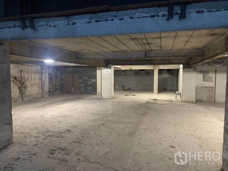 零售空间 出租在Bang Rak, Bangkok - 大面积未装修开放楼层，混凝土立柱与高挑空间。