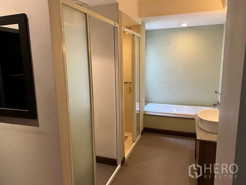 อพาร์ทเมนท์ ให้เช่าในWatthana, Bangkok - ห้องน้ำหลักมีฝักบัวแยก อ่างอาบน้ำแบบบิลท์อิน และเคาน์เตอร์อ่างล้างหน้า