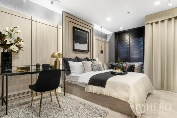 คอนโด ขายในPathum Wan, Bangkok - ห้องนอน 1 ห้อง สไตล์โมเดิร์น แสงไฟอบอุ่น มุมทำงาน และผนังตกแต่งลายเส้น