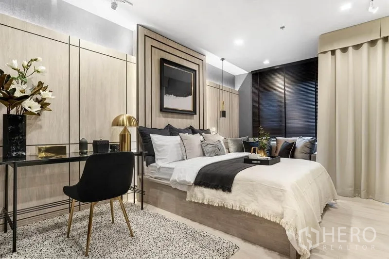 คอนโด ขายในPathum Wan, Bangkok - ห้องนอน 1 ห้อง สไตล์โมเดิร์น แสงไฟอบอุ่น มุมทำงาน และผนังตกแต่งลายเส้น