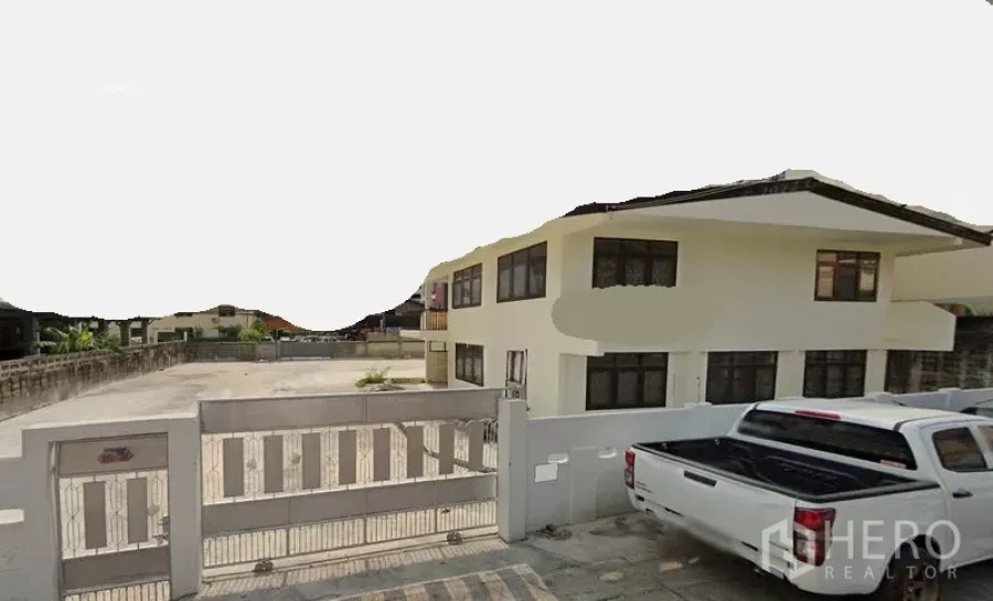 สำนักงานที่บ้าน ให้เช่าในWang Thonglang, Bangkok - โฮมออฟฟิศ 2 ชั้นพร้อมประตูรั้วและลานคอนกรีตกว้างสำหรับจอดรถ เขตวังทองหลาง กรุงเทพฯ