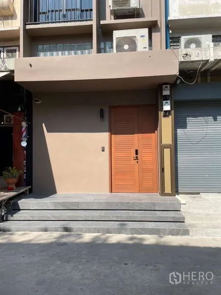 สำนักงานที่บ้าน ให้เช่าในWatthana, Bangkok - ด้านหน้าโฮมออฟฟิศแบบทาวน์โฮม บันไดและประตูไม้บริเวณสุขุมวิท.