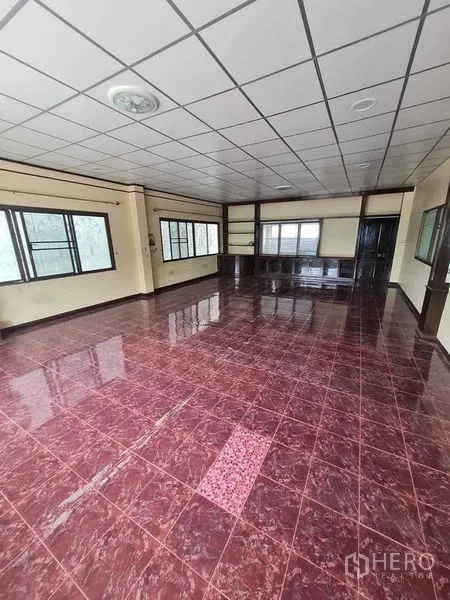 คลังสินค้า ให้เช่าในBang Yai, Nonthaburi - ห้องสำนักงานกว้าง เพดานแขวน หน้าต่างรอบด้าน พื้นกระเบื้องเงา