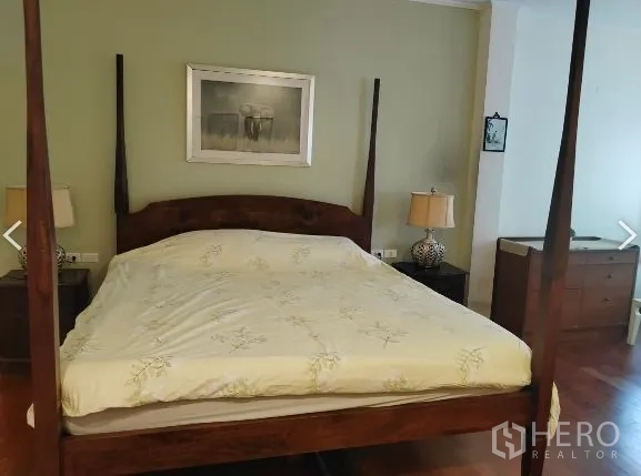 Detached House for rent in Huai Khwang, Bangkok - Guest bedroom with four-poster bed and bedside lamps