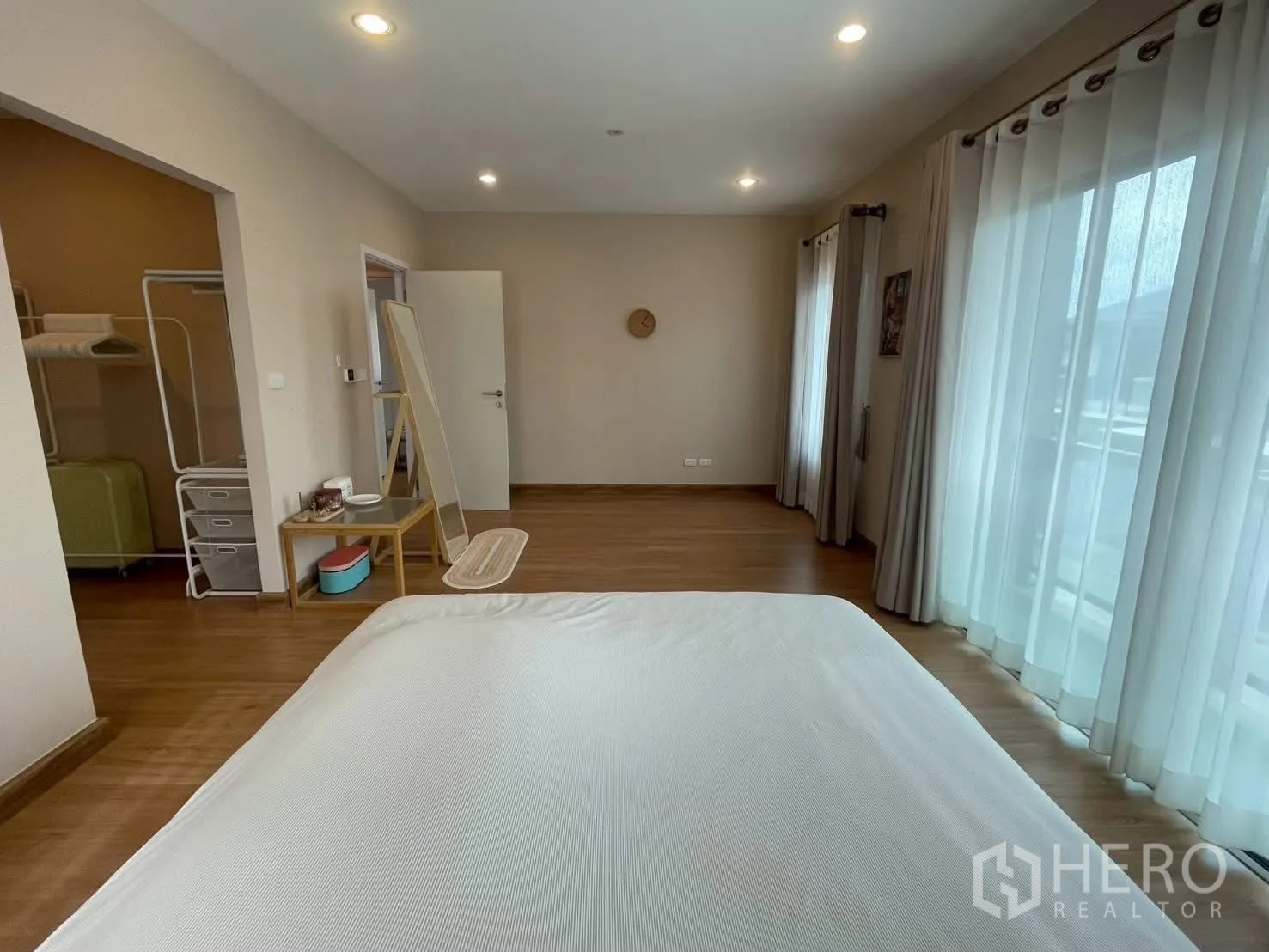 Detached House for rent in Bang Phli, Samut Prakan - Spacious master bedroom with wide windows, seating corner and soft lighting.