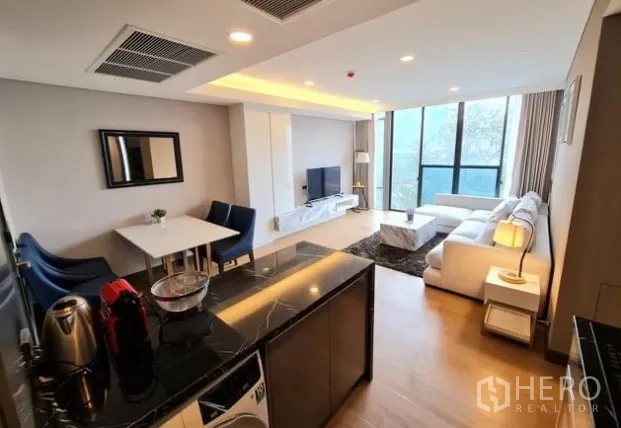 公寓 出租在Khlong Toei, Bangkok - 开放式厨房与客餐厅一体，黑色石材操作台与双人餐桌