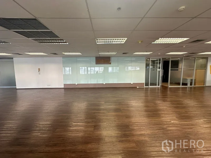 办公空间 出租在Bang Rak, Bangkok - 开放式工位区，面向玻璃会议室与隔断。