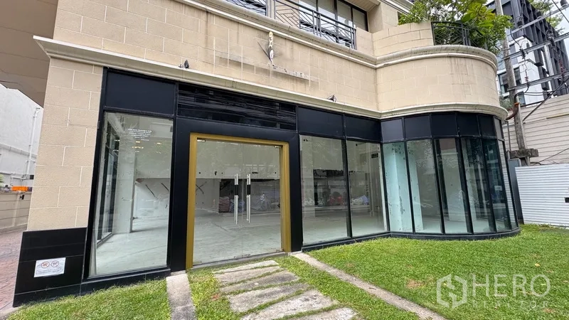 พื้นที่ขายปลีก ให้เช่าในWatthana, Bangkok - หน้าร้านติดถนน ประตูบานกระจกกรอบสีทอง ทางเดินสนามหญ้า