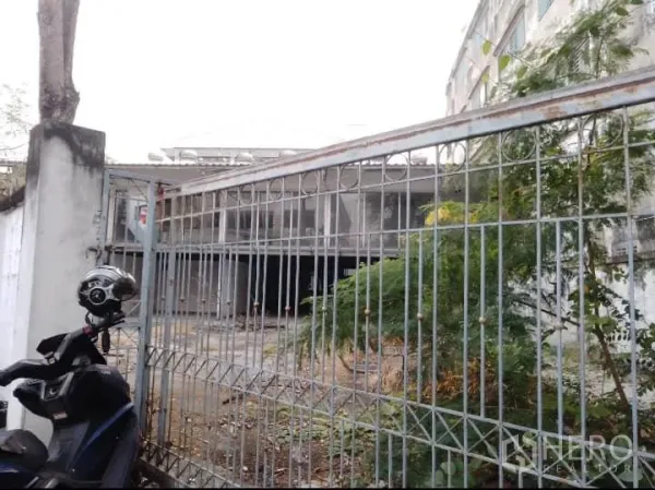 คลังสินค้า ให้เช่าหรือขายในBang Kho Laem, Bangkok - ทางเข้าโกดังพร้อมรั้วเหล็กและรถจักรยานยนต์ ด้านหน้าเป็นลานและอาคารสองชั้น