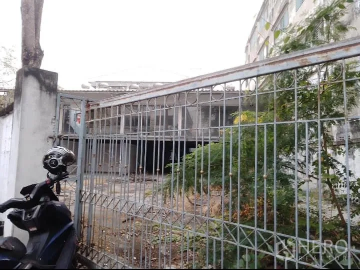 คลังสินค้า ให้เช่าหรือขายในBang Kho Laem, Bangkok - ทางเข้าโกดังพร้อมรั้วเหล็กและรถจักรยานยนต์ ด้านหน้าเป็นลานและอาคารสองชั้น