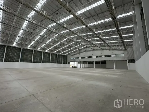 โรงงาน ให้เช่าในPathum Thani - ฮอลล์การผลิตกว้าง เพดานโครงทรัสสูง พร้อมอาคารสำนักงานด้านใน