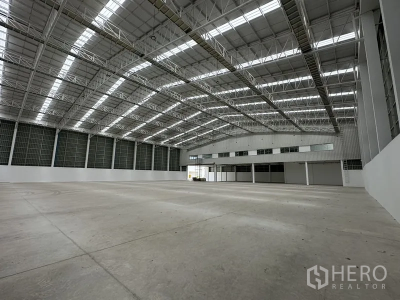 โรงงาน ให้เช่าในPathum Thani - ฮอลล์การผลิตกว้าง เพดานโครงทรัสสูง พร้อมอาคารสำนักงานด้านใน