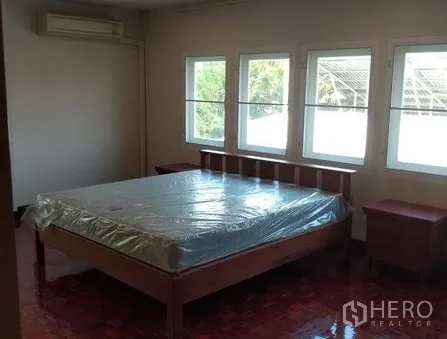 อพาร์ทเมนท์ ให้เช่าในPathum Wan, Bangkok - ห้องนอนกว้างพร้อมเตียงคู่ โต๊ะข้าง หน้าต่างหลายบาน และเครื่องปรับอากาศ