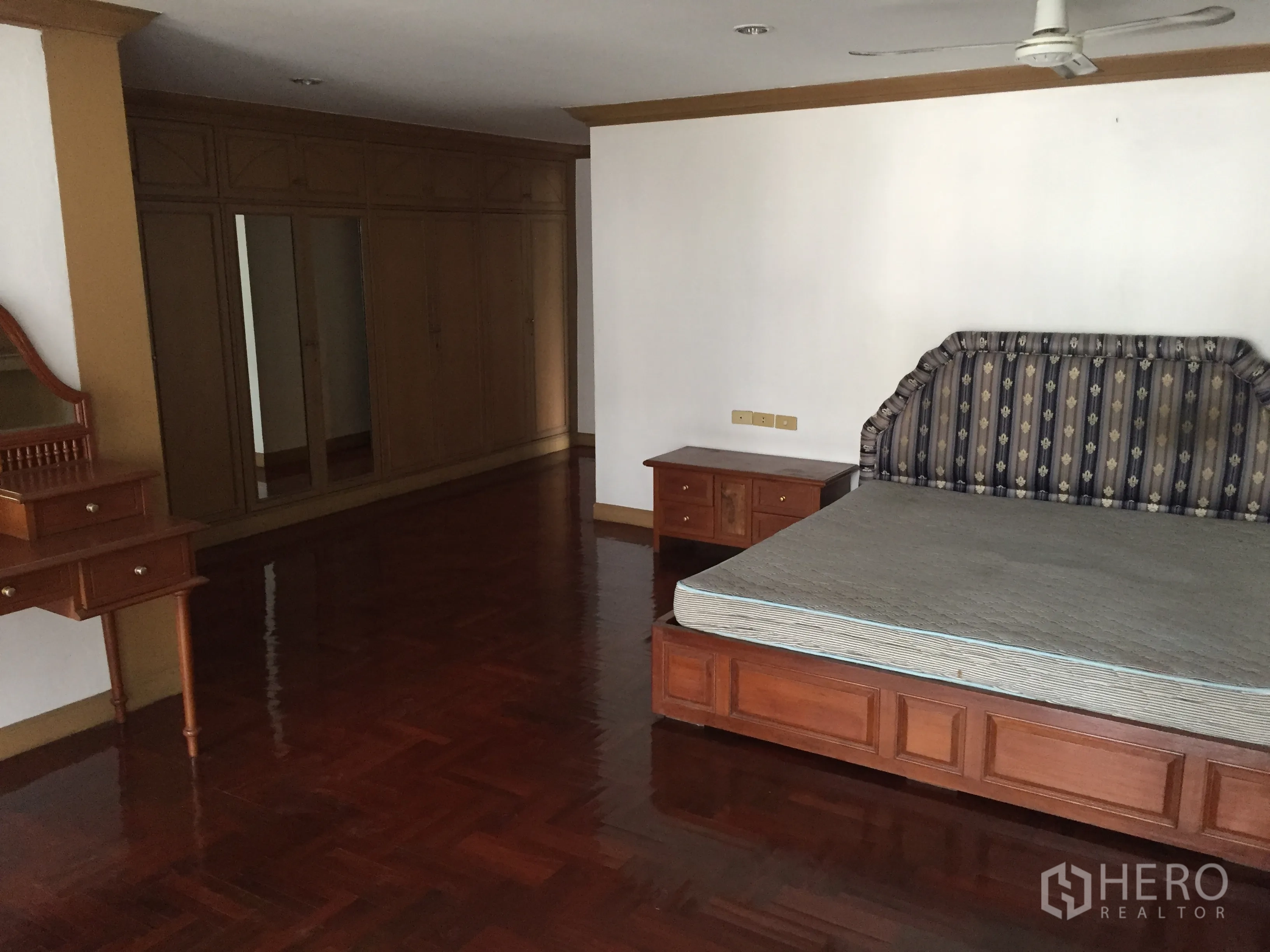 คอนโด ให้เช่าในKhlong Toei, Bangkok - ห้องนอนพร้อมตู้เสื้อผ้าเต็มผนัง โต๊ะเครื่องแป้ง และพื้นปาเกต์