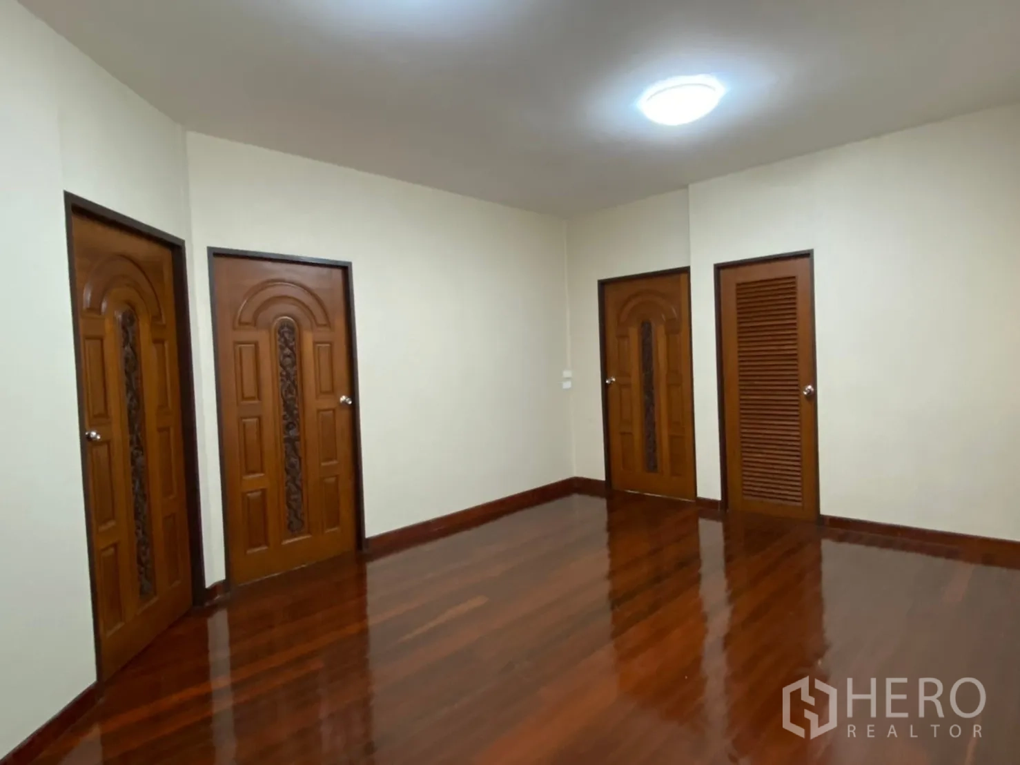 零售空间 出租在Khlong Toei, Bangkok - 房间铺亮面实木地板，配雕花木门