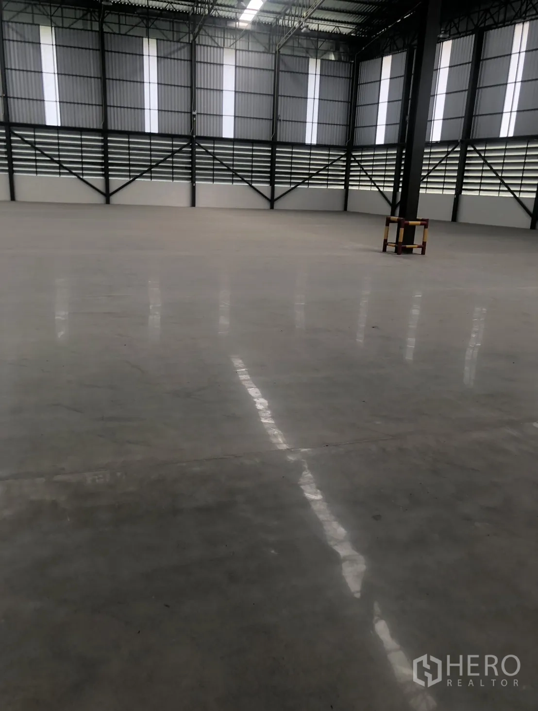 Factory for rent in Si Racha, Chon Buri - Spacious factory interior with high steel structure and polished concrete floor.