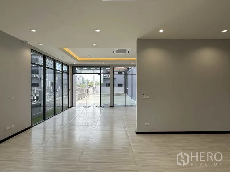 โรงงาน ให้เช่าหรือขายในLam Luk Ka, Pathum Thani - สำนักงานชั้นล่าง ผนังกระจกเต็มบาน ไฟดาวน์ไลต์และพื้นกระเบื้อง