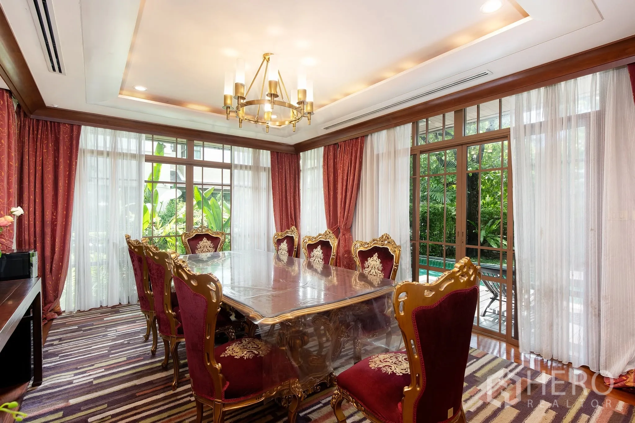 独栋房屋 for rent or sale in Watthana, Bangkok - 正式客厅设经典沙发与木饰天花，气派非凡。