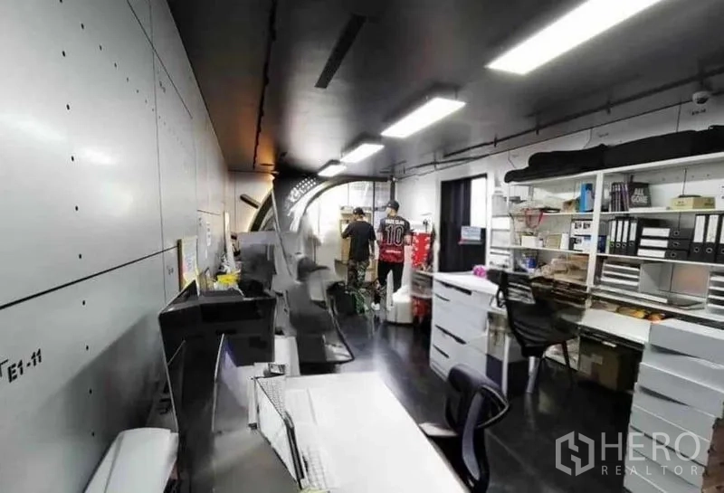 อาคารพาณิชย์ ให้เช่าในKhlong Toei, Bangkok - โซนสำนักงานหลังร้านพร้อมโต๊ะทำงาน ชั้นเก็บของ และไฟเพดานสว่าง