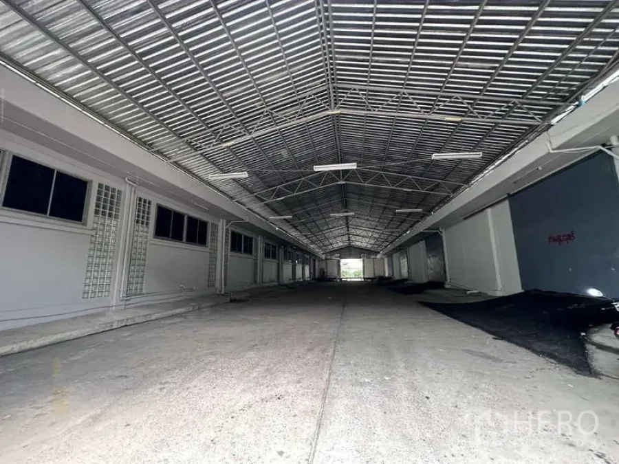 คลังสินค้า ให้เช่าในMueang Samut Prakan, Samut Prakan - ลานโหลดสินค้าคลุมหลังคาทอดยาว มีประตูเข้าออกหลายจุด