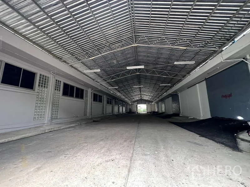 คลังสินค้า ให้เช่าในMueang Samut Prakan, Samut Prakan - ลานโหลดสินค้าคลุมหลังคาทอดยาว มีประตูเข้าออกหลายจุด